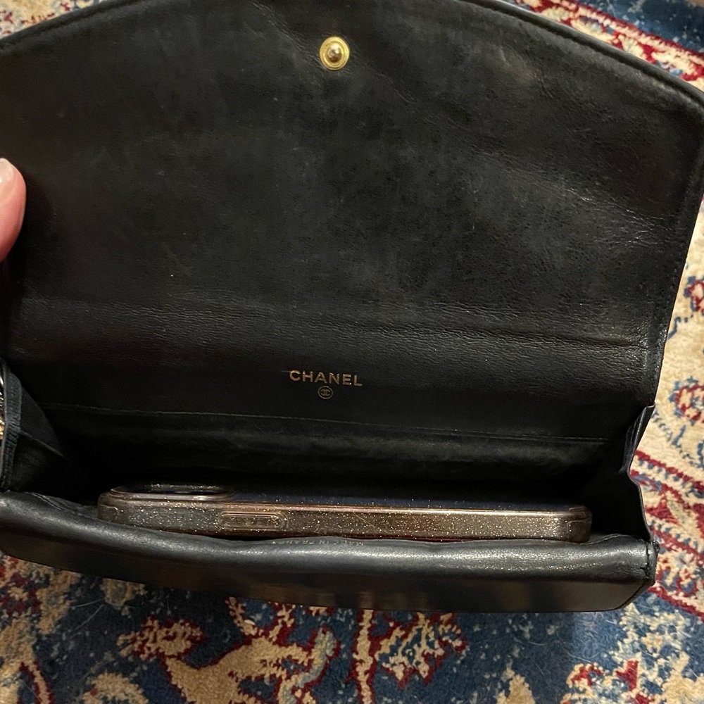 CHANEL Textured Black Crossbody Bag with Gold Chain - Picture 5 of 15